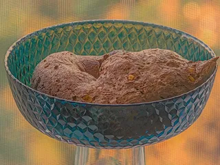 Какашка с кукурузой в глубокой тарелке