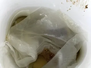 какашка под бумажкой