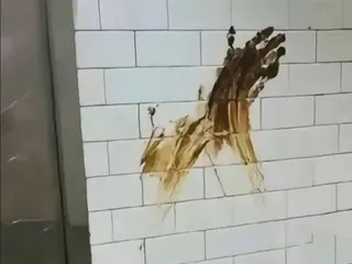 В руку сру по стенке мажу