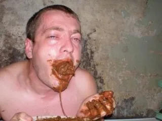 Человек нашел шоколадный батончик возле туалета