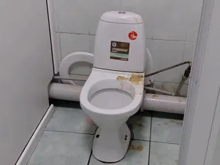 Веселые ошметки в туалете МБОУ СОШ