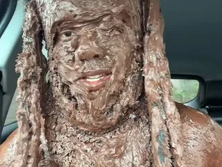 человек обмазался говном