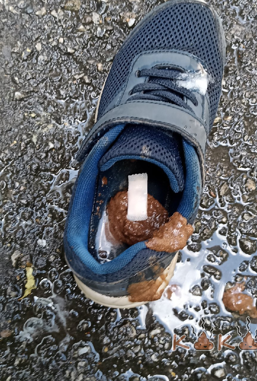 Друг оставил ботинок решил нашкодить